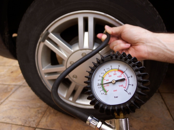 Áp suất lốp ô tô chuẩn bao nhiêu PSI và cách đọc tem