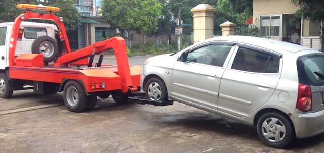 Lốp xì giữa đêm: nên vá tại chỗ hay kéo xe về gara?