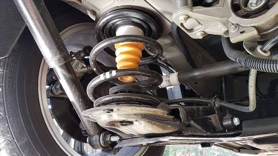 Một tiếng rít nhẹ khi phanh gấp hoặc tay lái chao đảo trên đường cao tốc là dấu hiệu cảnh báo lốp xe